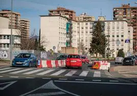 La conexión entre las calles Pedregales y Eliseo Pinedo que atraviesa el parque del soterramiento con un carril cortado.