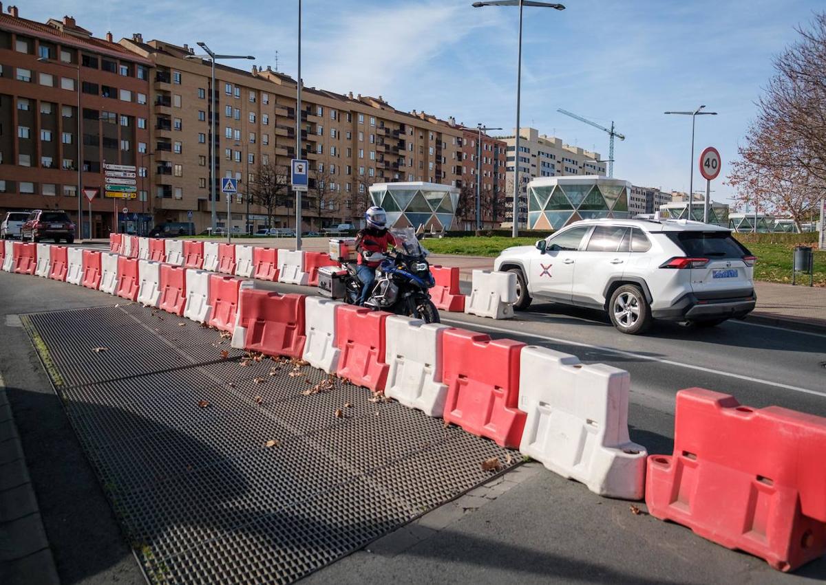 Imagen secundaria 1 - La rejilla de ventilación ha cedido, explican desde el Ayuntamiento mientras ADIF estudia la reparación.