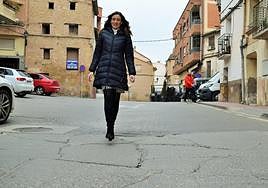 Isabel Barceló transita por los baches de la calle Soldevilla, una de las vías a aarreglar.