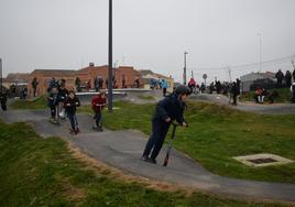 Jóvenes de Villamediana estrenaron la pista de 'pumptrack' el pasado domingo.