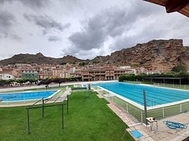 Vista de la piscina mediana y la grande de Cervera del Río Alhama.