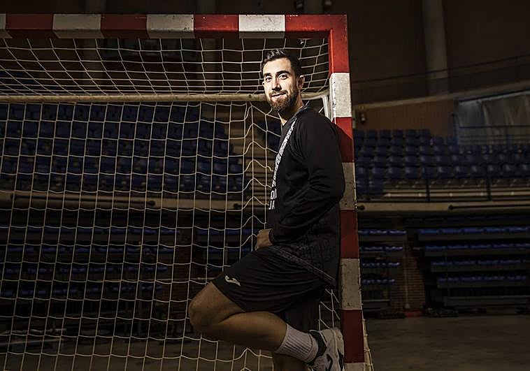 Javi Romeo se apoya en la portería del Ciudad de Logroño.