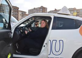 Jénnifer, que se examinó este jueves en Calahorra, junto a Mónica, de Autoescuela Manu.