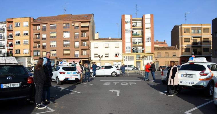 Varios aspirantes a aprobar el práctico del carné de conducir esperan ayer durante los exámenes que se celebraron en Calahorra.