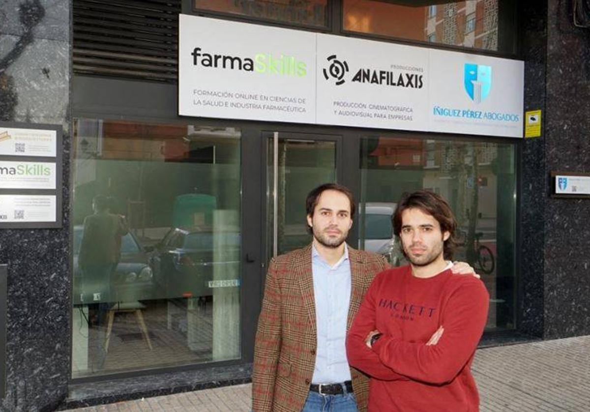 Los hermanos Íñiguez Pérez, frente al local