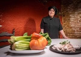 Susana Eguizábal es el alma de la cocina en el restaurante Sopitas de Arnedo.