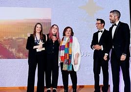 Entrega de premio, con Carlota, una joven logroñesa, en el lugar en que debió estar algún representante de la comunidad autónoma