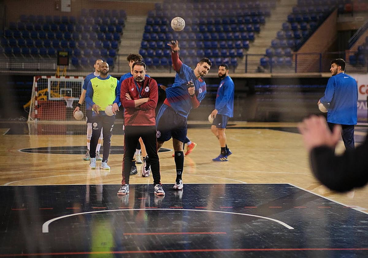 Roly Uríos lanza a portería durante un entrenamiento de esta semana.