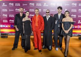 Integrantes de Miss Caffeina y su cuerpo de baile –con el bailarín riojano Davo Bezares en el centro y con gafas– en la alfombra roja del Benidorm Fest.