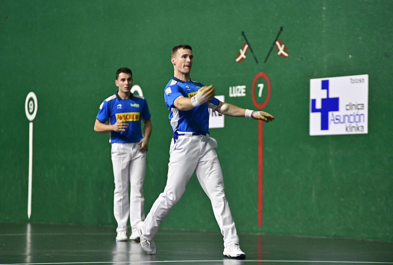 Iñaki Artola golpea con su derecha ante la mirada de Imaz