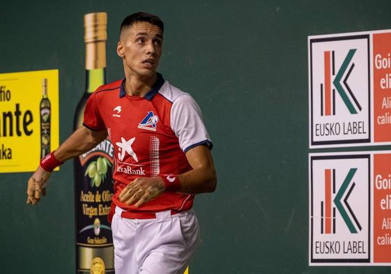 Javier Zabala sigue con su mirada la pelota