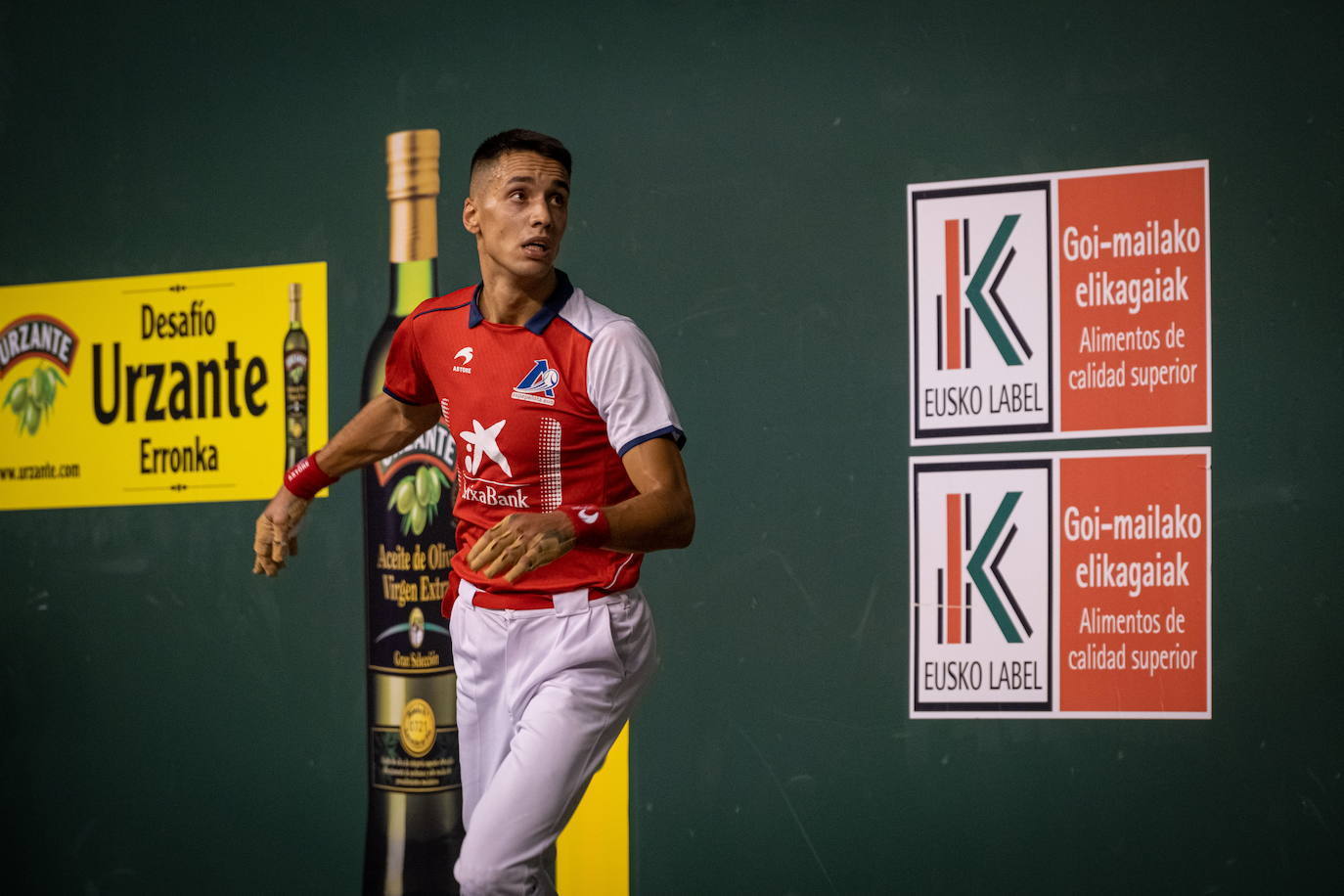 Javier Zabala sigue con su mirada la pelota