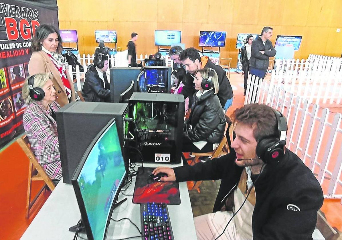 Las autoridades aprendieron a jugar a 'Minecraft' en una de las zonas con equipos para videojuegos del pabellón Europa.