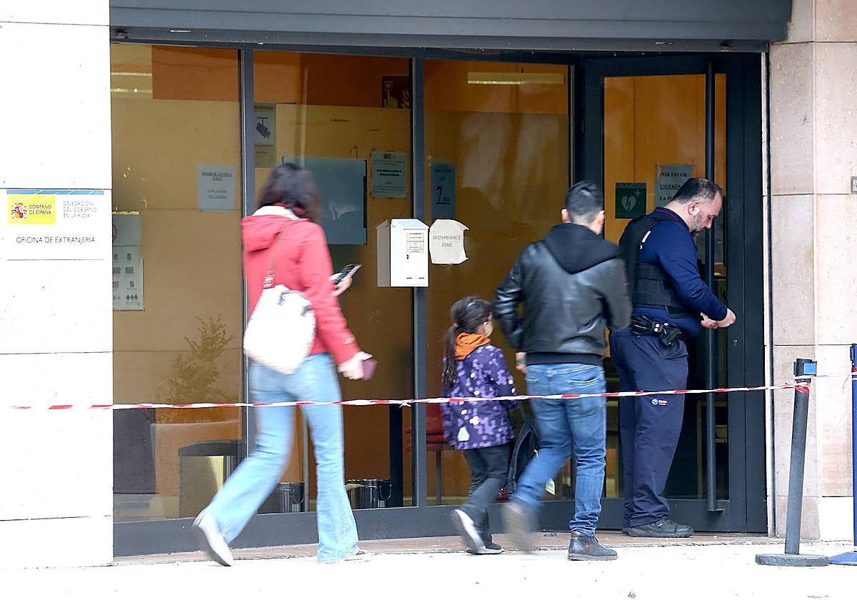 Varias personas entran a la Oficina de Extranjería el viernes.