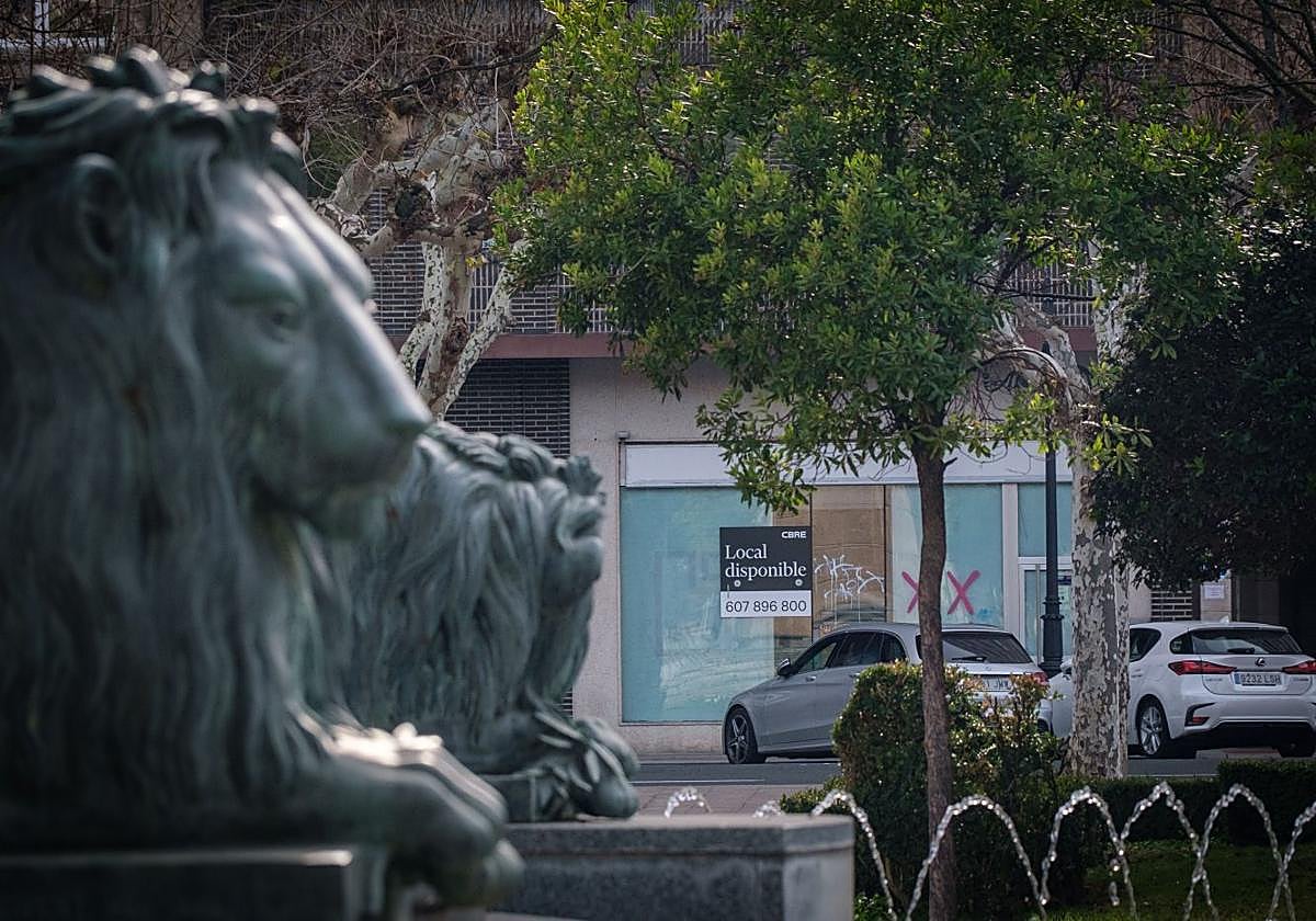Local 'disponible' en el Paseo del Espolón de Logroño, dentro de la 'milla de oro' de los bajos comerciales de la capital de La Rioja.