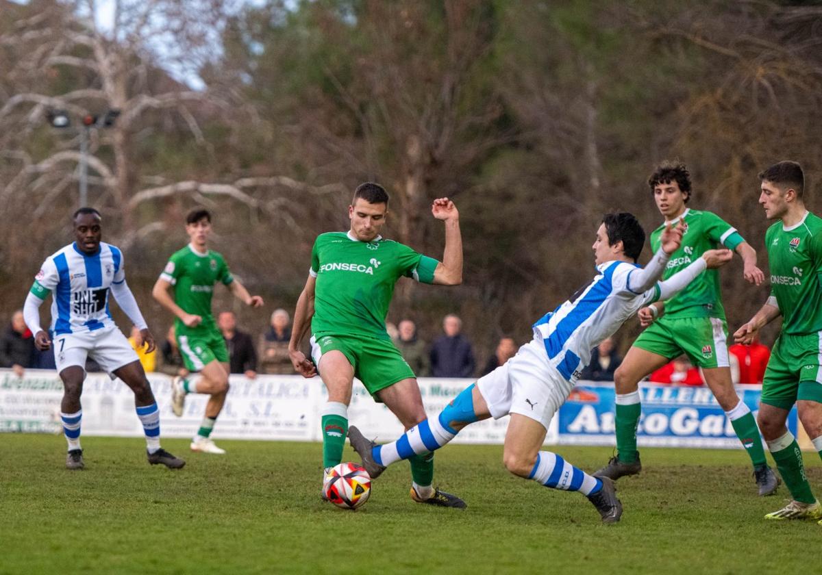 Orodea, que ayer volvió a vestirse de corto tras más de dos meses sin porder jugar por lesión, pugna por el balón con un jugador del San Juan.