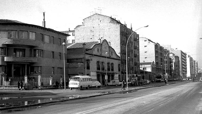La Gran Vía de Logroño en 1965, con los Cines Olympia en medio.