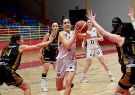 Elena Salcedo entra a canasta en un partido anterior.