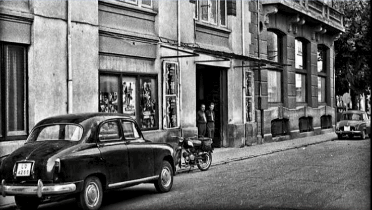 La Gran Vía de Logroño en 1965, con los Cines Olympia en medio.