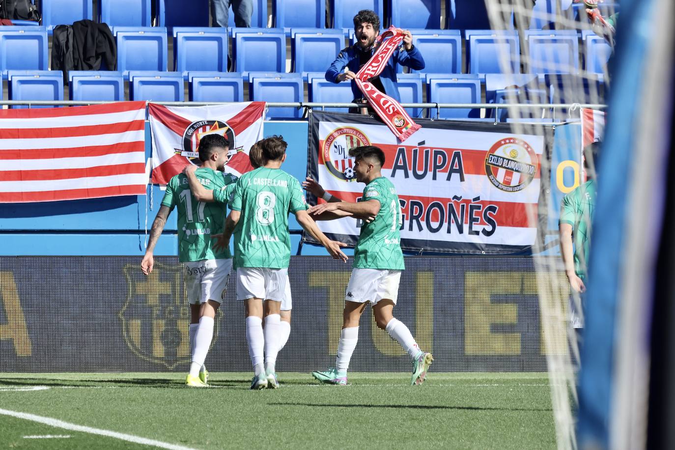 Los jugadores de la SDL celebran el gol del empate en Barcelona