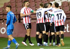 Los jugadores de la UD Logroñés celebran su tercer gol, el que marcó Urcelay