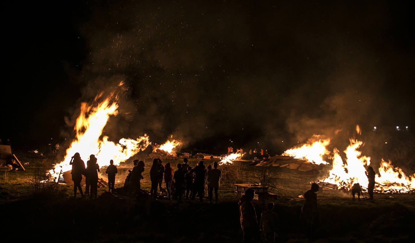Las hogueras de Santa Águeda, en imágenes