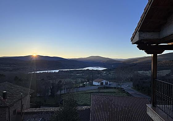 Vista del embalse González Lacasa al amanecer, en una imagen tomada desde El Rasillo.