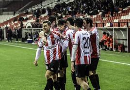 Los jugadores de la SDL celebran el gol del empate ante el Sabadell