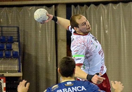 Zaja lanza a portería en el partido ante Cangas