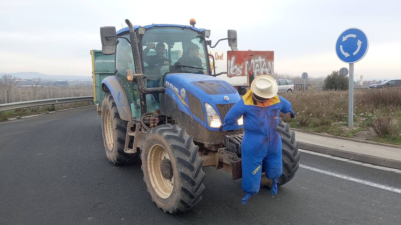 Un agricultor expresa su malestar en el tractor, en el polígono de El Sequero.