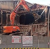 Comienza el derribo de Fal por la zona de oficinas, sin riesgo de amianto