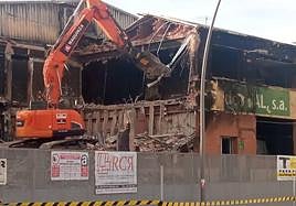 Comienza el derribo de Fal por la zona de oficinas, sin riesgo de amianto