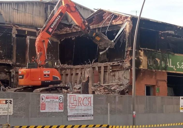 Comienza el derribo de Fal por la zona de oficinas, sin riesgo de amianto