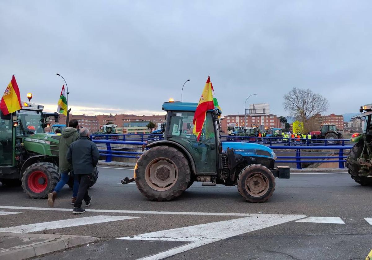 Tractores dando vueltas en una rotonda, en Nájera.