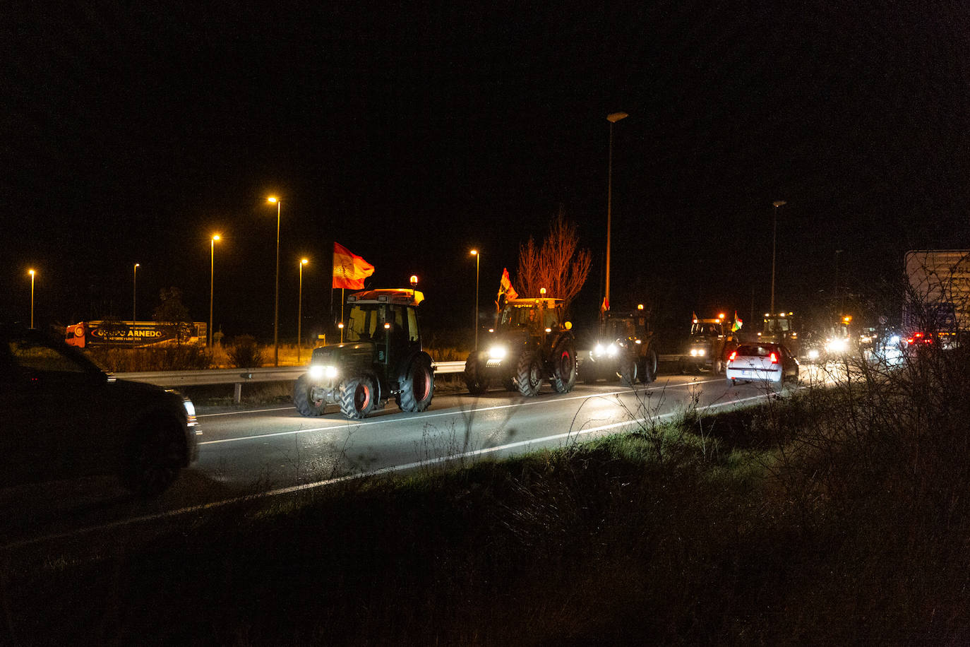 La Rioja tractores circulando entre la bodega cuna de reyes y la rotonda sobre la A12 en la carretera LR113 Huelga agricultores, tractorada