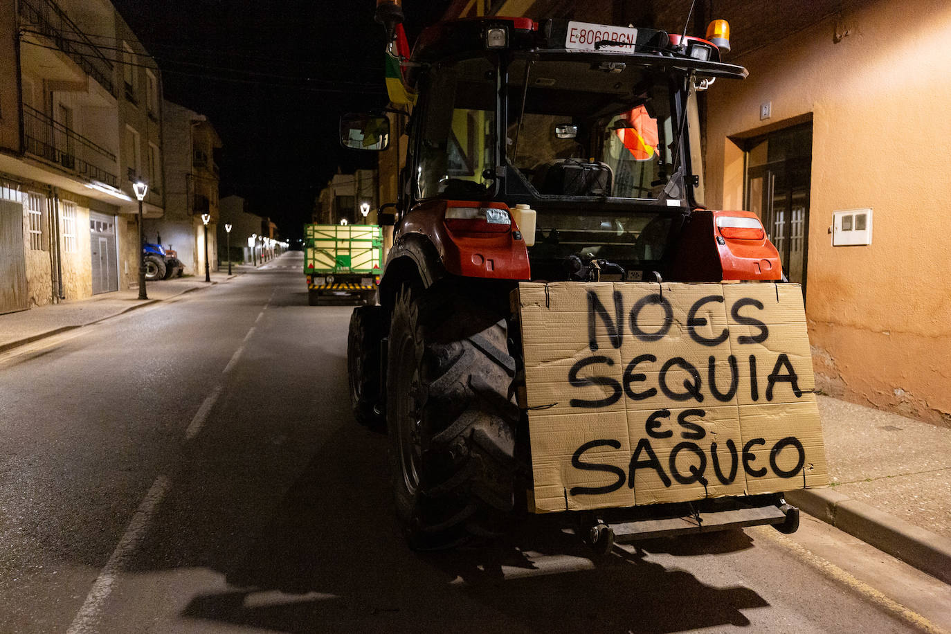 «No es sequia es saqueo» tractor ccon cartel a primera hora de la mañana en Huercanos Huelga agricultores, tractorada 06.02.2024 Sonia Tercero