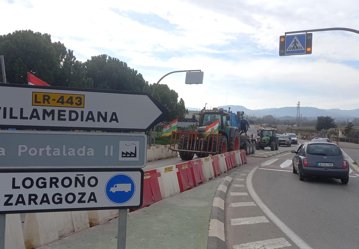 Doble atasco sobre el habitual atasco en la entrada a Logroño por Villamediana