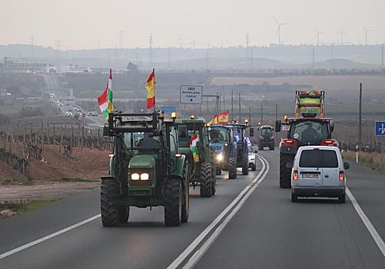 Los agricultores riojabajeños paralizaron en varios momentos la N-232 en sus dos sentidos, en el límite entre Alfaro y Tudela.