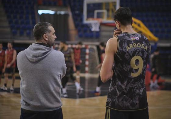 Jenaro Díaz habla con Hugo Arbosa en el entrenamiento del miércoles.