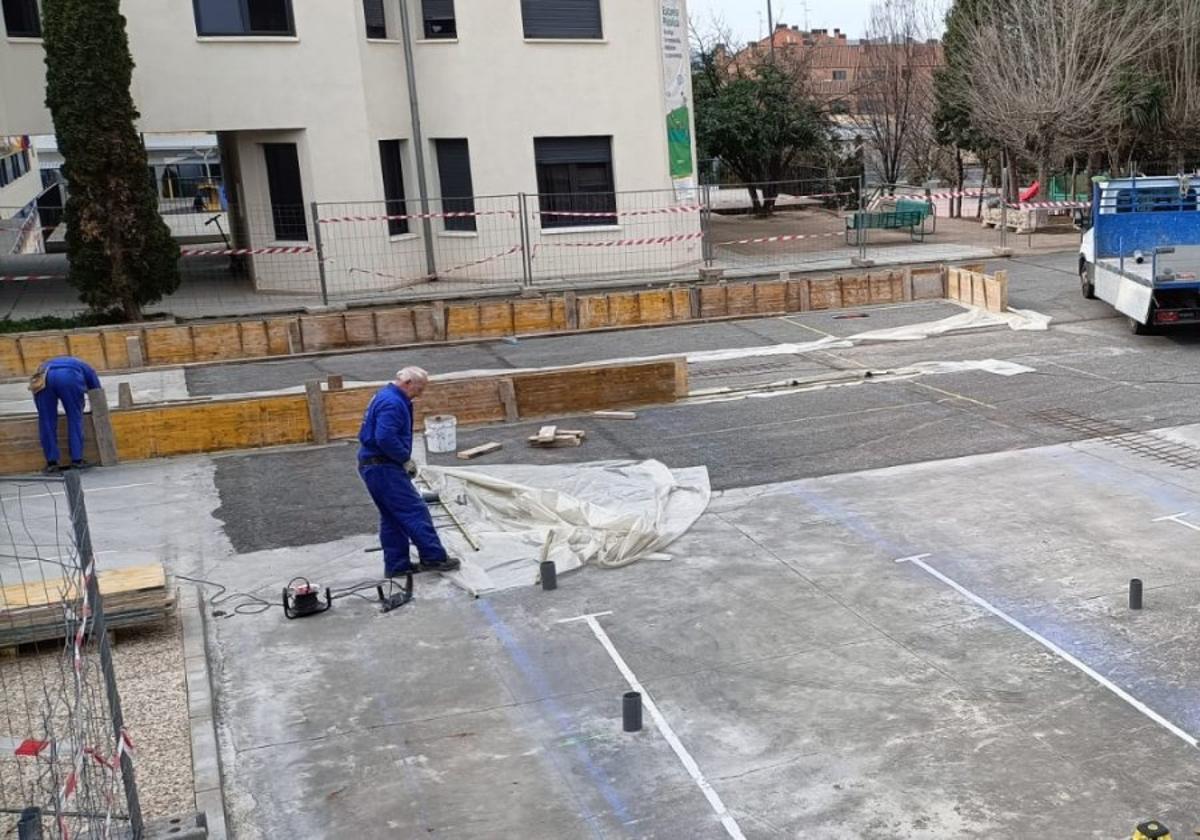 Obras de adecuación del aparcamiento del SIES Comercio de Villamediana de Iregua previa a la instalación de las aulas prefabricadas.