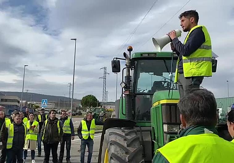 Eduardo Herreros se dirige a sus compañeros, en Navarrete.