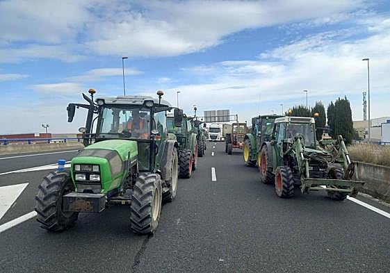 Tractores en el polígono de La Portalada