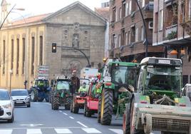 Un grupo de tractores de Rioja Alavesa circulan por Doce Ligero.