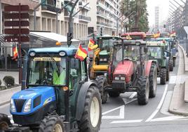 Tractores circulan agrupados este miércoles por la Gran Vía de Logroño.