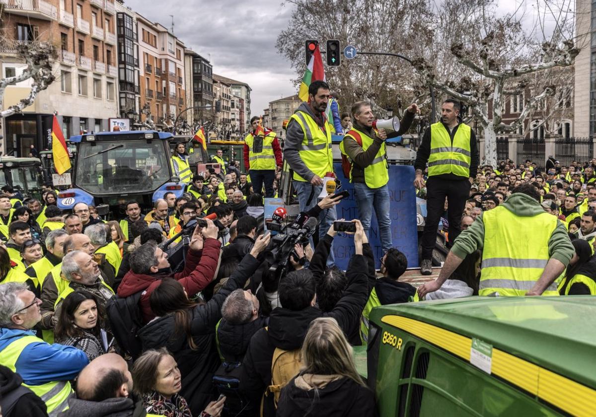 Adolfo Nájera, agricultor de Rincón de Soto, se dirige a sus compañeros manifestantes tras salir de la reunión con el presidente Capellán en el Palacete regional.