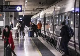 Viajeros se bajan del tren de Madrid en la estación de Logroño, en una imagen de archivo.