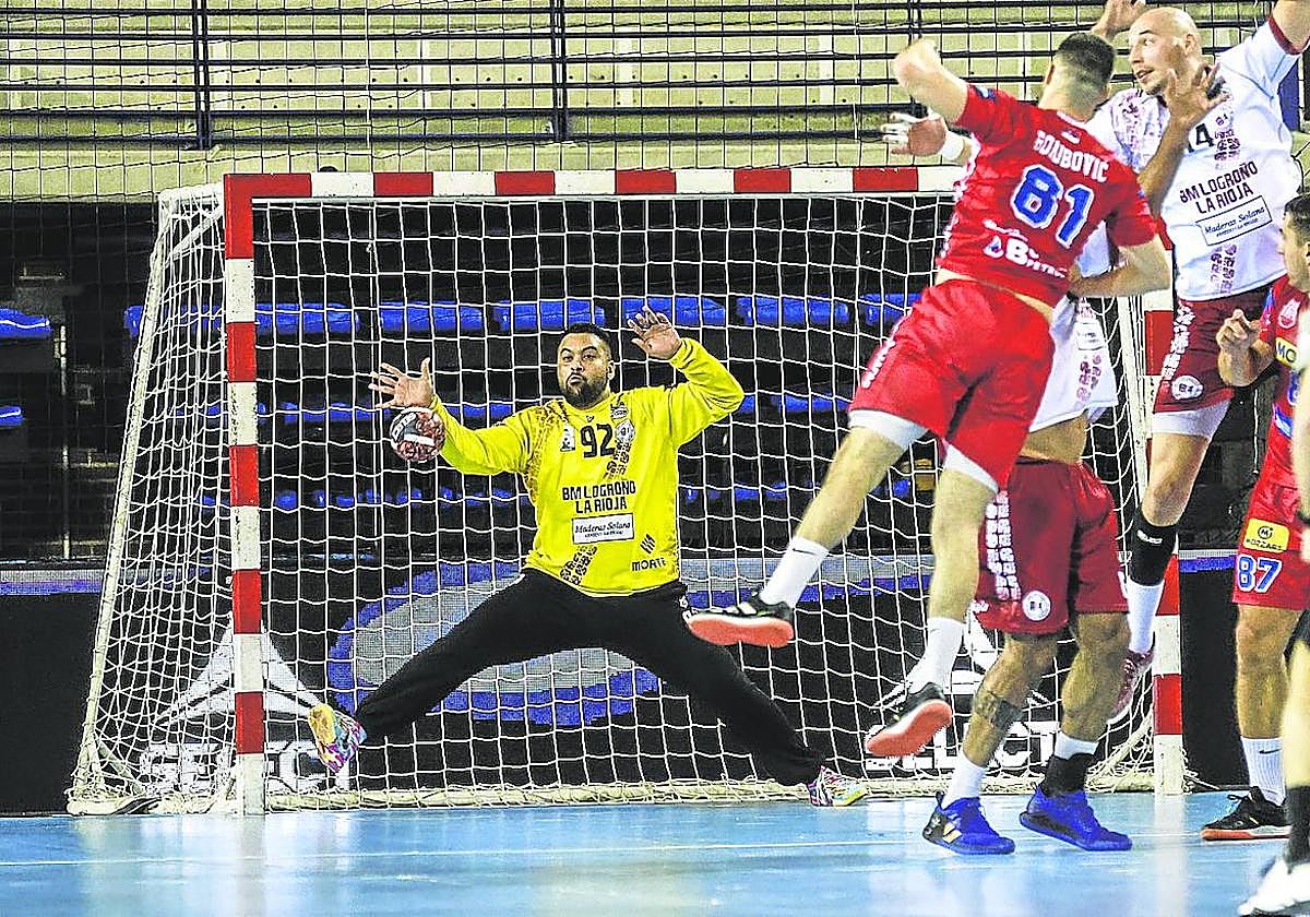 Mohamed Aly, que hoy se despide del Ciudad de Logroño, realiza una parada en un partido de competición europea.