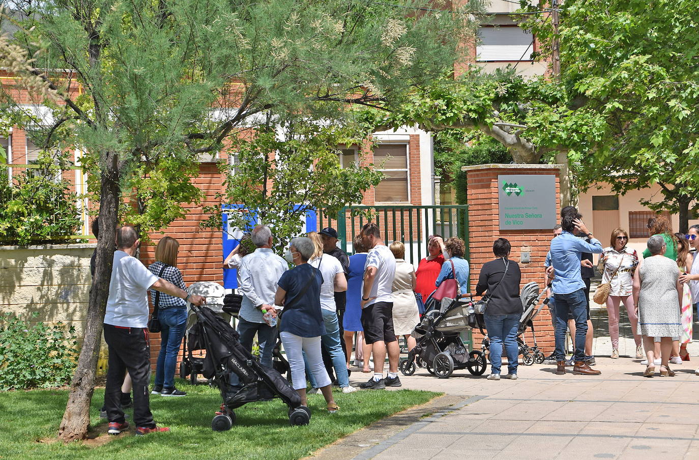 Padres en la escuela infantil de Arnedo en una imagen de archivo.