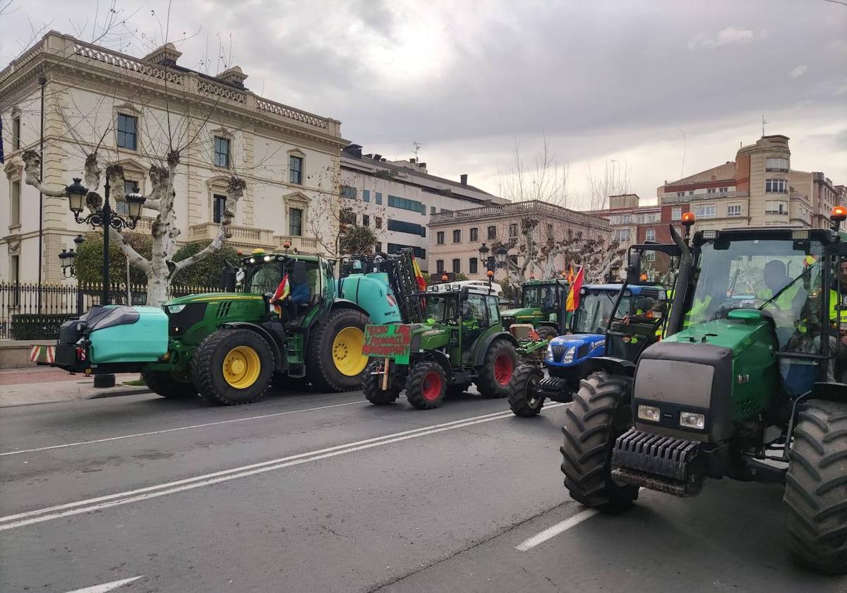 Tractores pasando frente al Palacete de Gobierno.