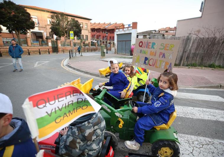 Los pequeños, en sus tractores camino del colegio.